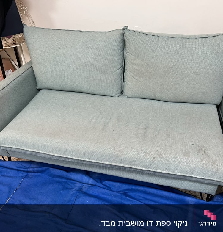 ספה עם כתמים על בד כחול